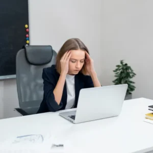 mujer cansada con ordenador