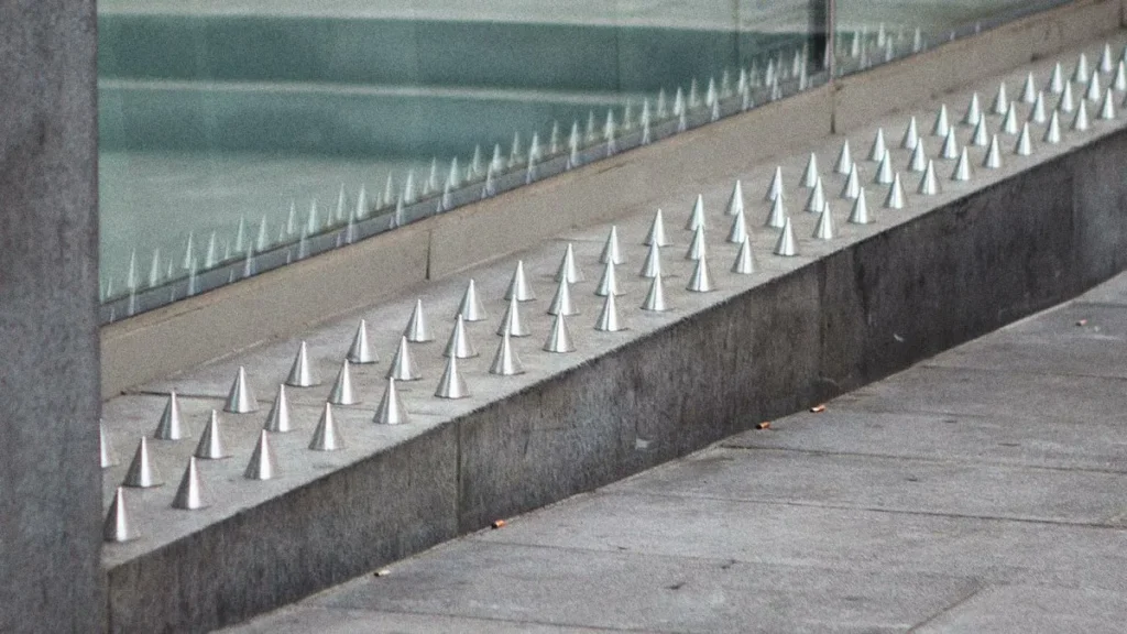 Un claro ejemplo de arquitectura hostil en un espacio público.