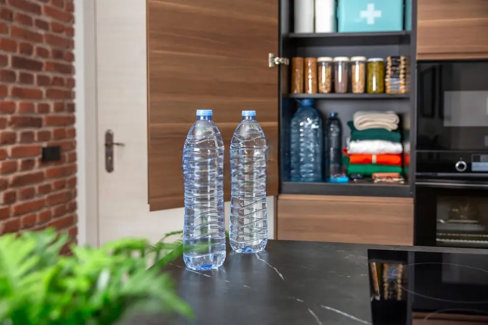 Almacenamiento de agua potable en casa durante un apagón masivo