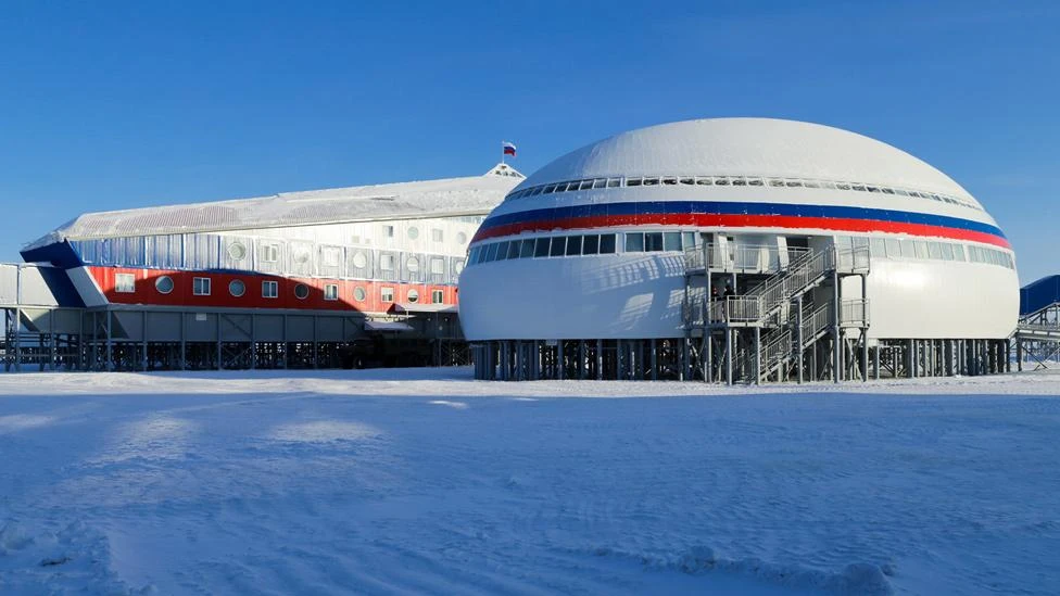 Base militar Trefoil (Клевер) en la isla de Kotelny, Ártico ruso, equipada con sistemas de misiles S-400. La geopolítica del Ártico planteada por Rusia.