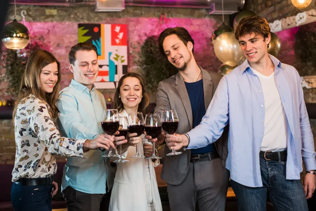 Jóvenes participando en una cata gamificada como ejemplo de innovación en el marketing del vino
