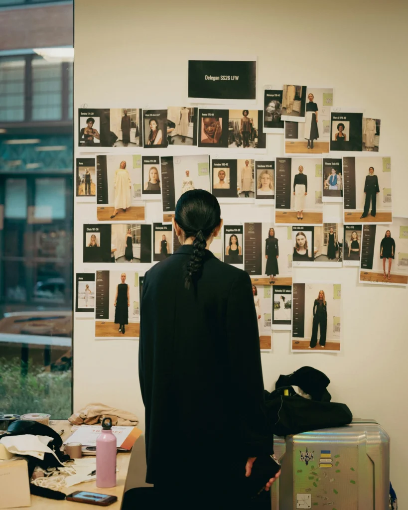 Mujer mirando fotos de moda