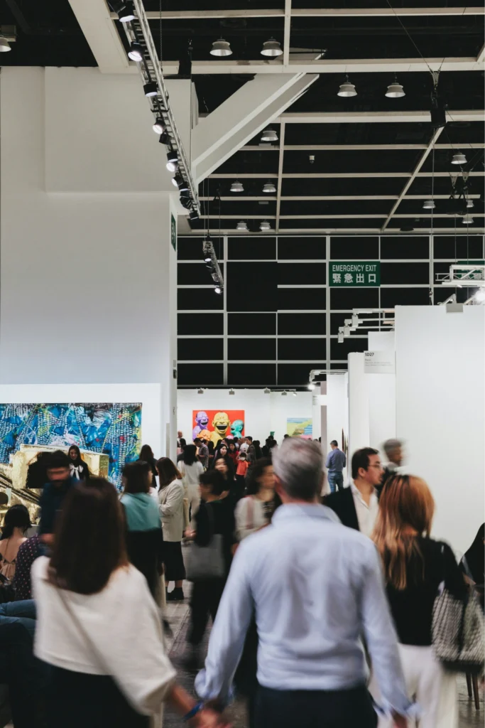 Galería de arte con muchas personas