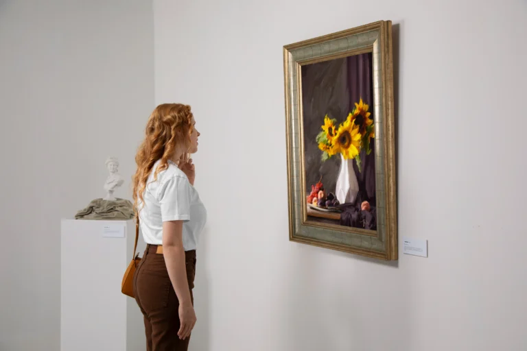 Mujer mirando un cuadro de una flor amarilla