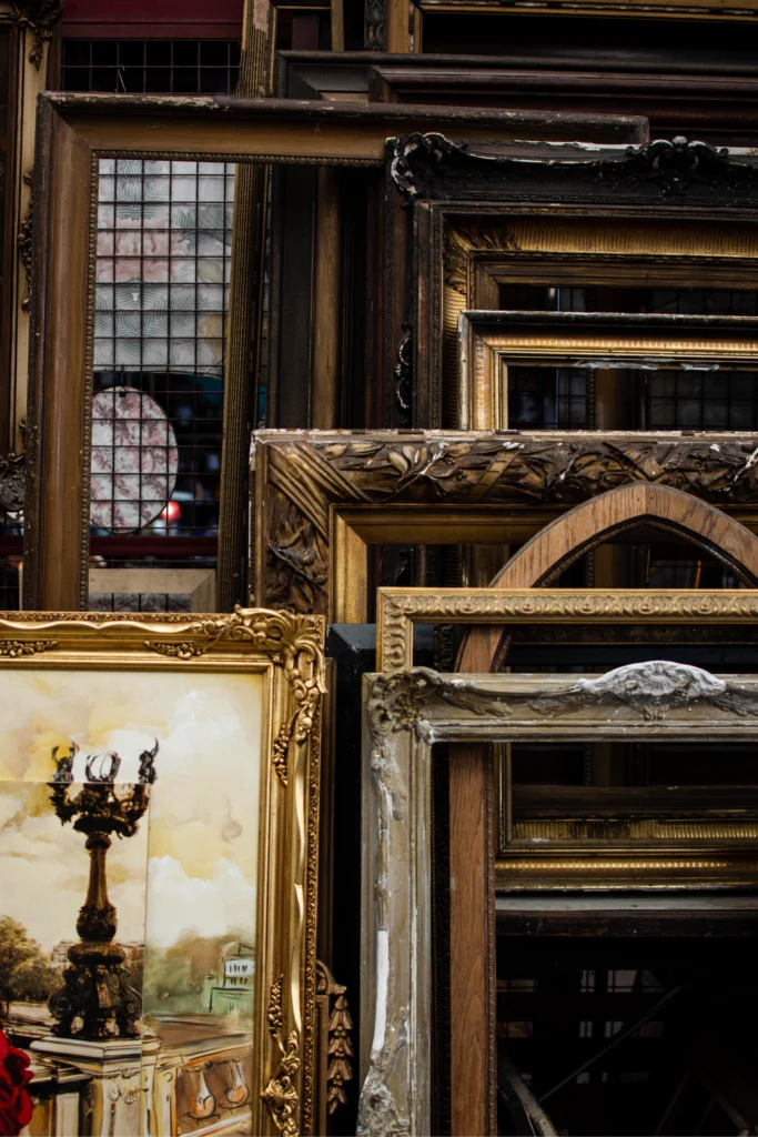 Cuadros de estilo antiguo amontonados