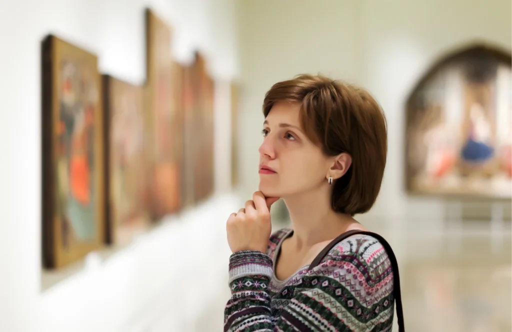 Mujer mirando cuadros de galerías de arte contemporáneo