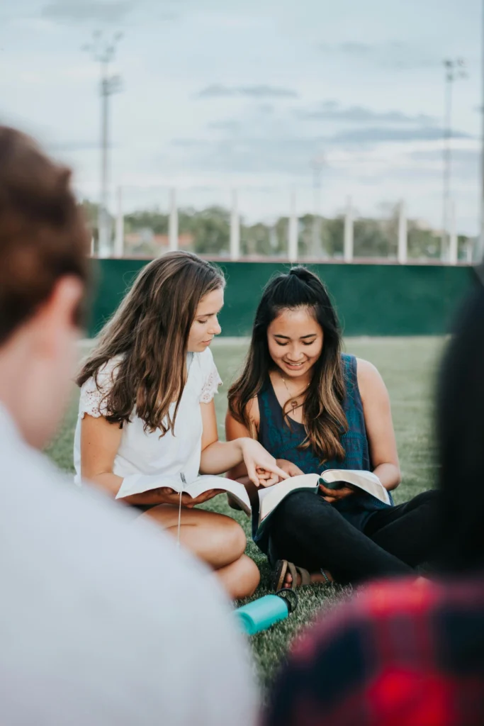 Personas socializando y hablando sobre un libro