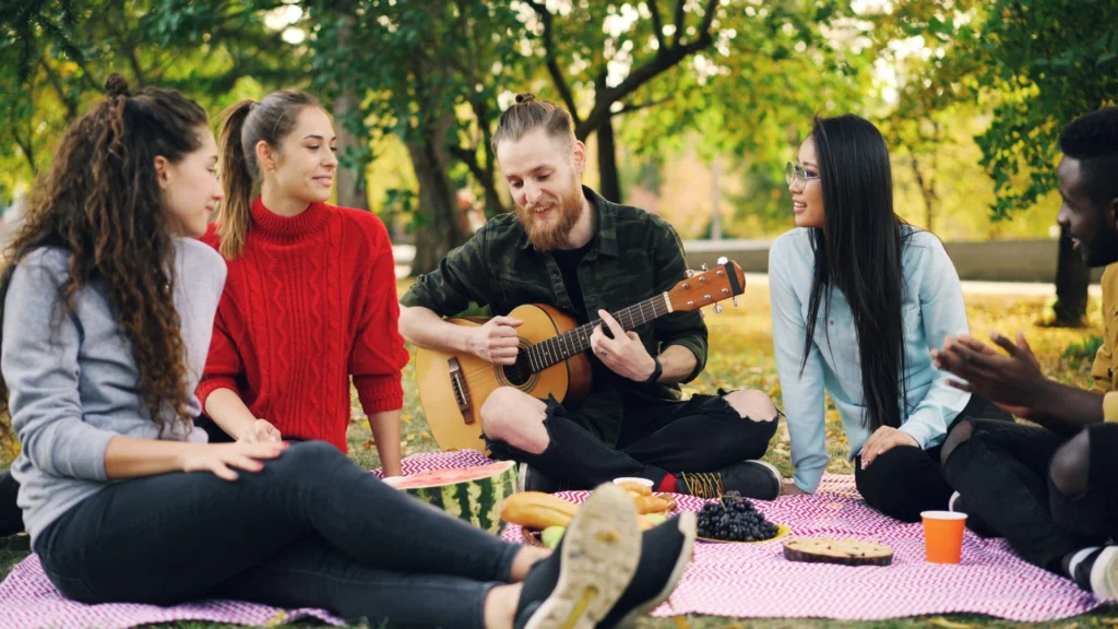 Grupo de personas hablando entre ellas sentados en un parque