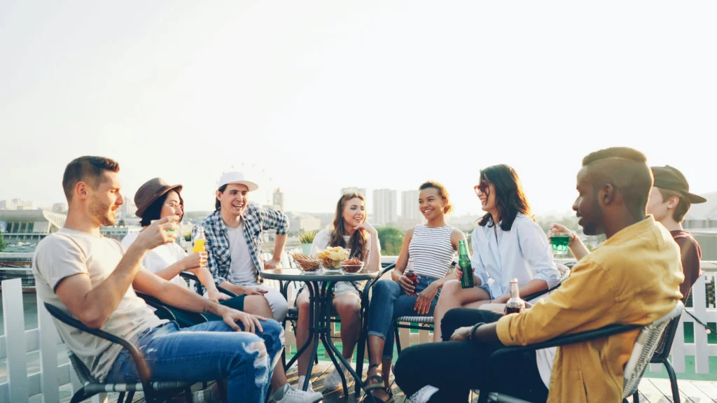 Grupo de personas en un bar
