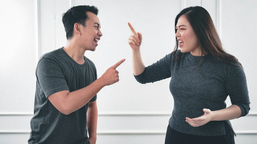 Dos personas discutiendo