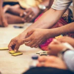 Personas jugando a un juego de mesa