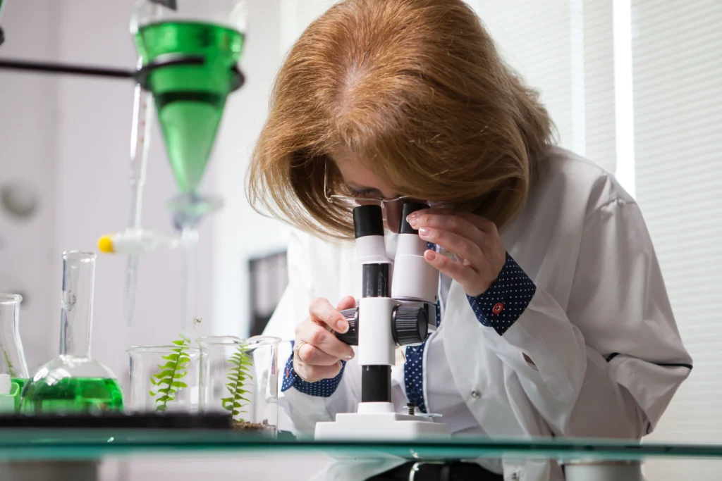 Mujer analizando muestra en laboratorio