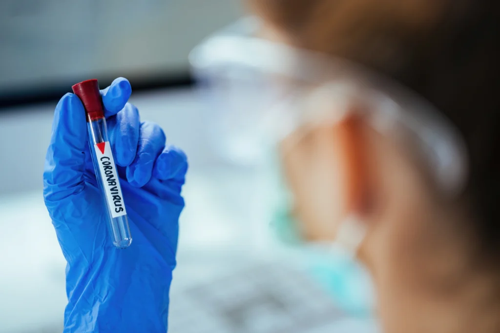 Persona estudiando una muestra de laboratorio