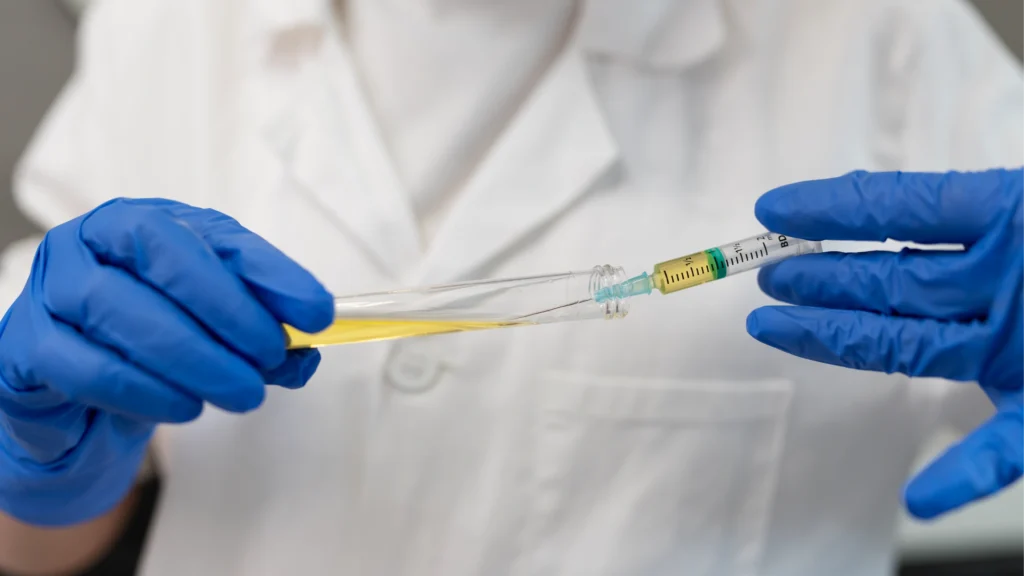 Persona tomando una muestra de laboratorio