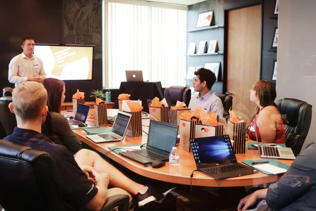 Reunión de personas en una empresa