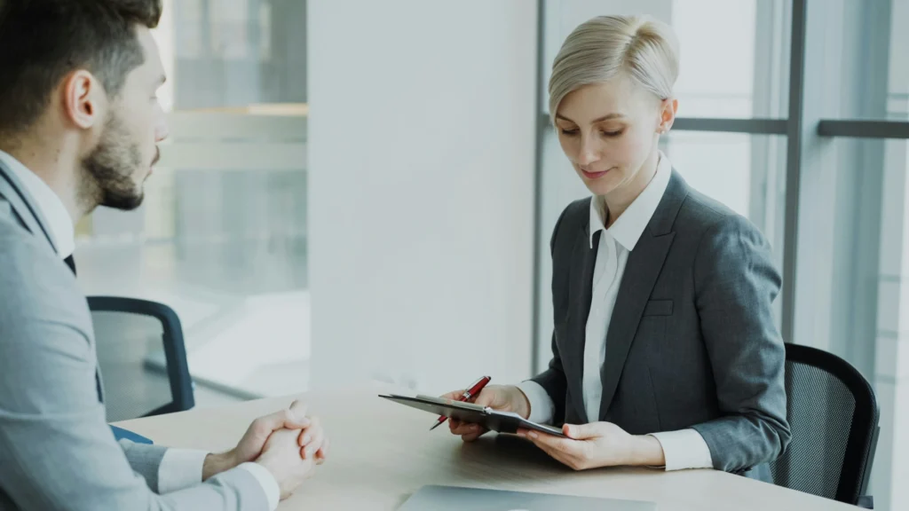 Dos personas conversando en una empresa