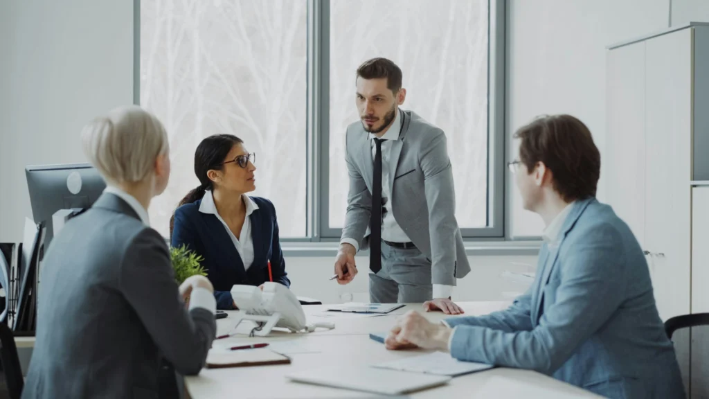 Jefe de la empresa explicando a sus trabajadores
