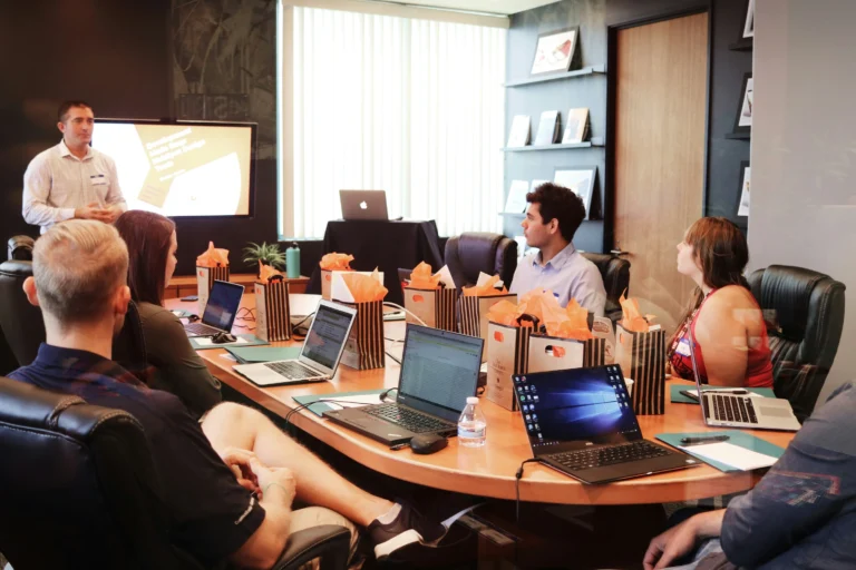 Reunión de personas en una empresa