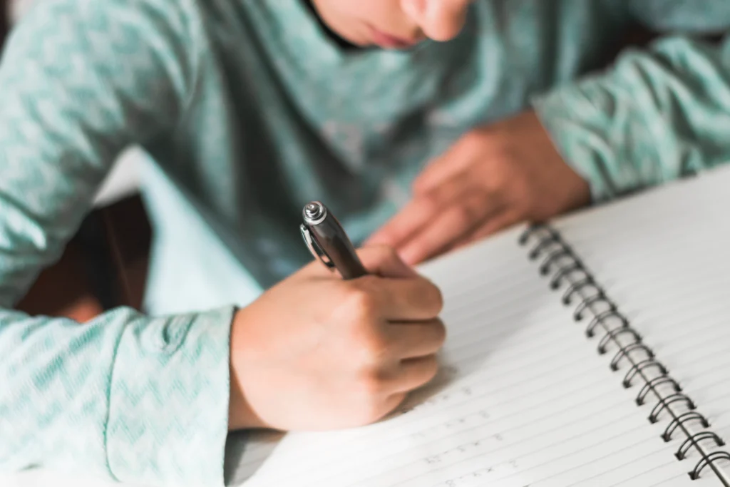 Señor escribiendo