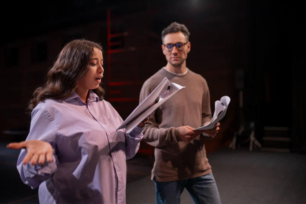 Un señor y una señora practicando su papel de interpretación