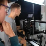 Personas grabando una escena
