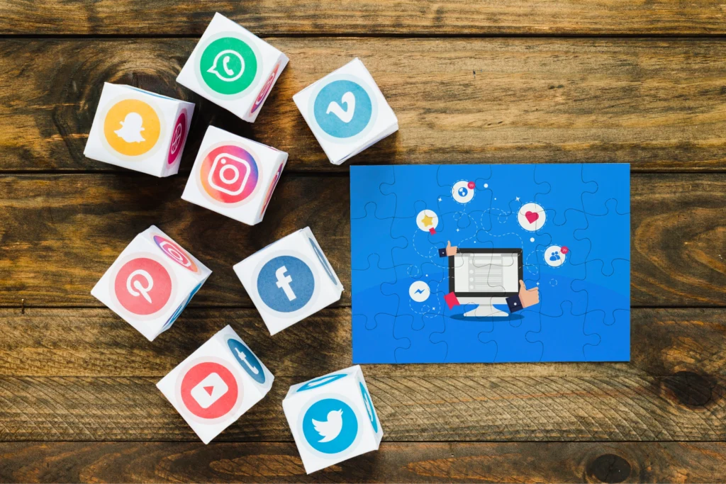 Cubos con el logo de las redes sociales