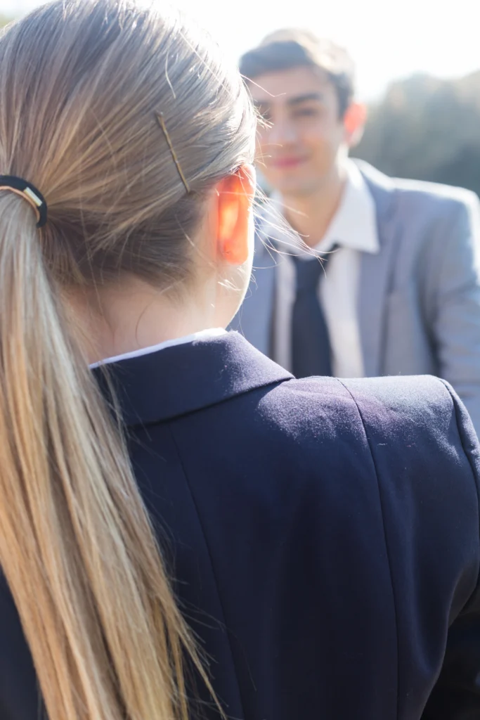 Jovenes en traje