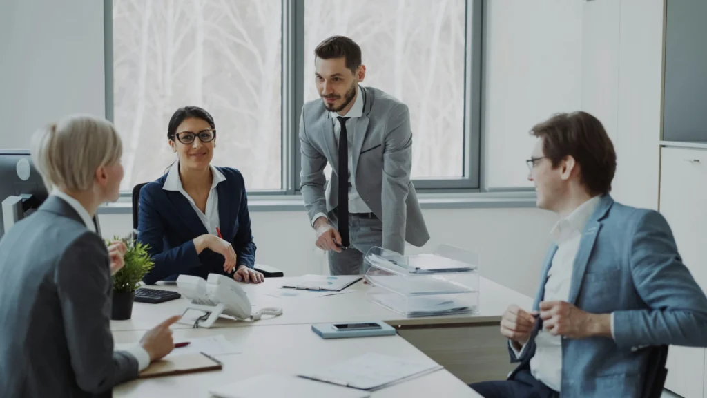 Conversación de empresa en la que una persona está manteniendo un liderazgo empresarial