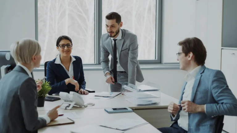 Conversación de empresa en la que una persona está manteniendo un liderazgo empresarial