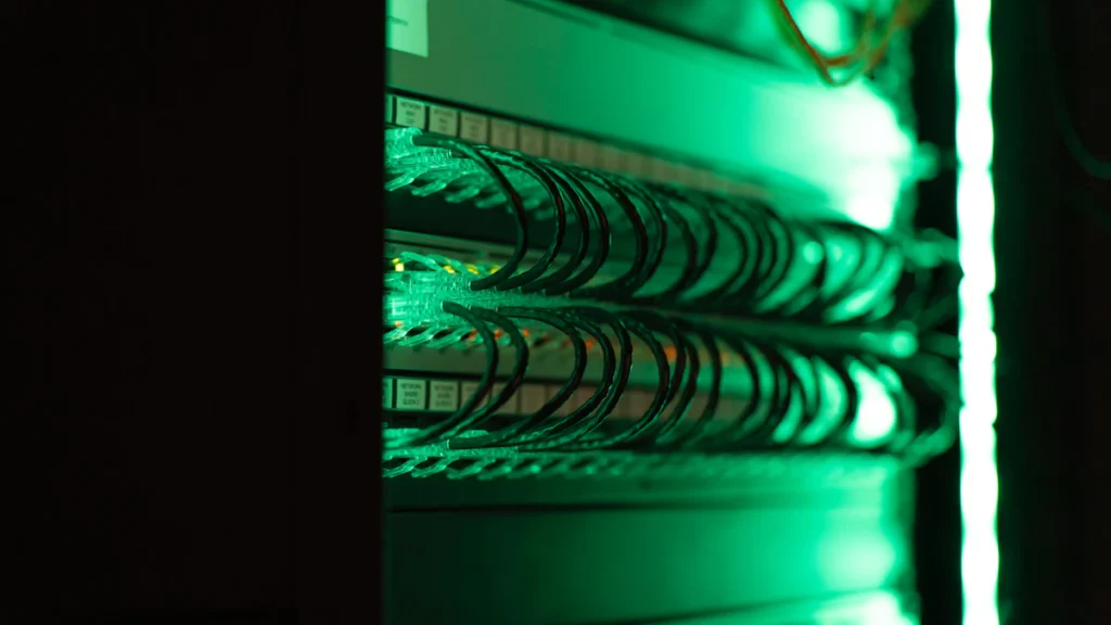 Armarios de servidores conectados que alojan recursos de computación en la nube