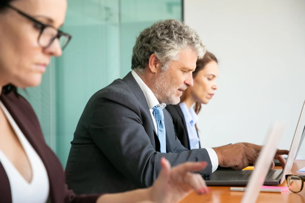 Personas usando sus portátiles en la empresa