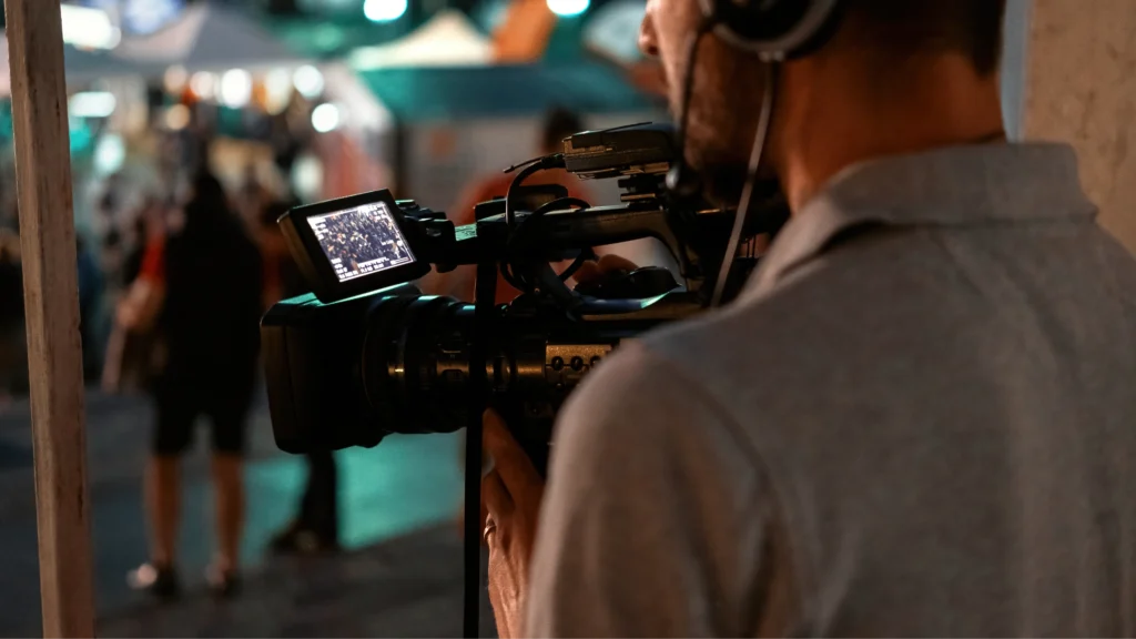 Persona grabando en un evento