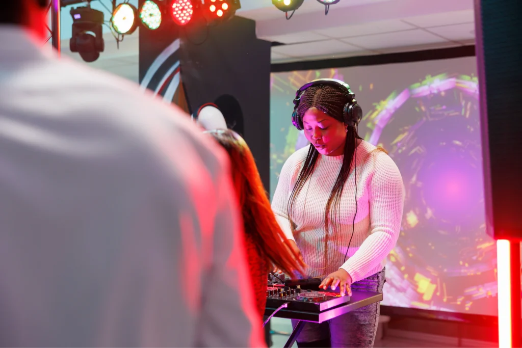 Mujer pinchando en evento