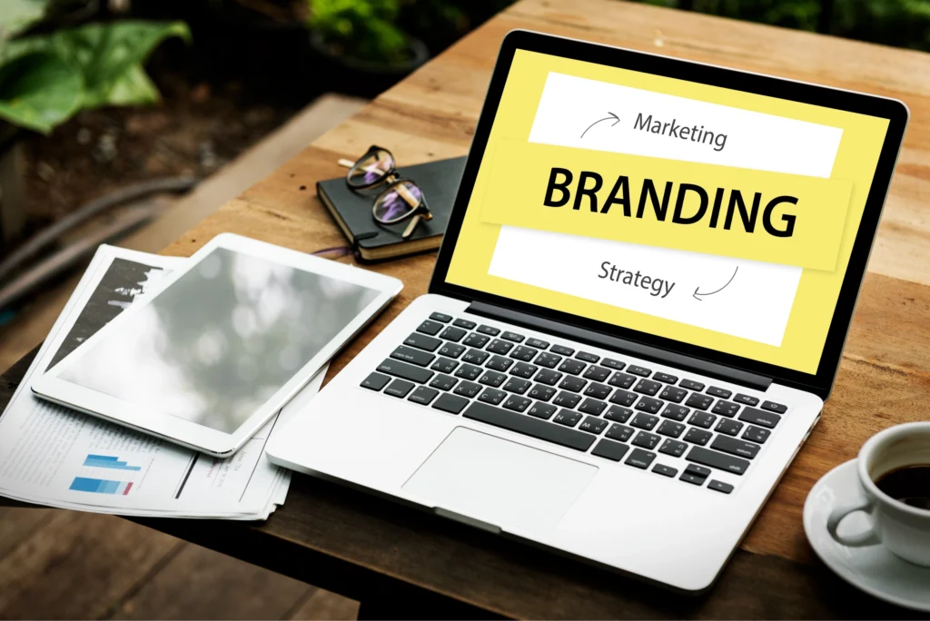 Portátil en el que pone branding
