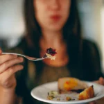 Mujer comiendo