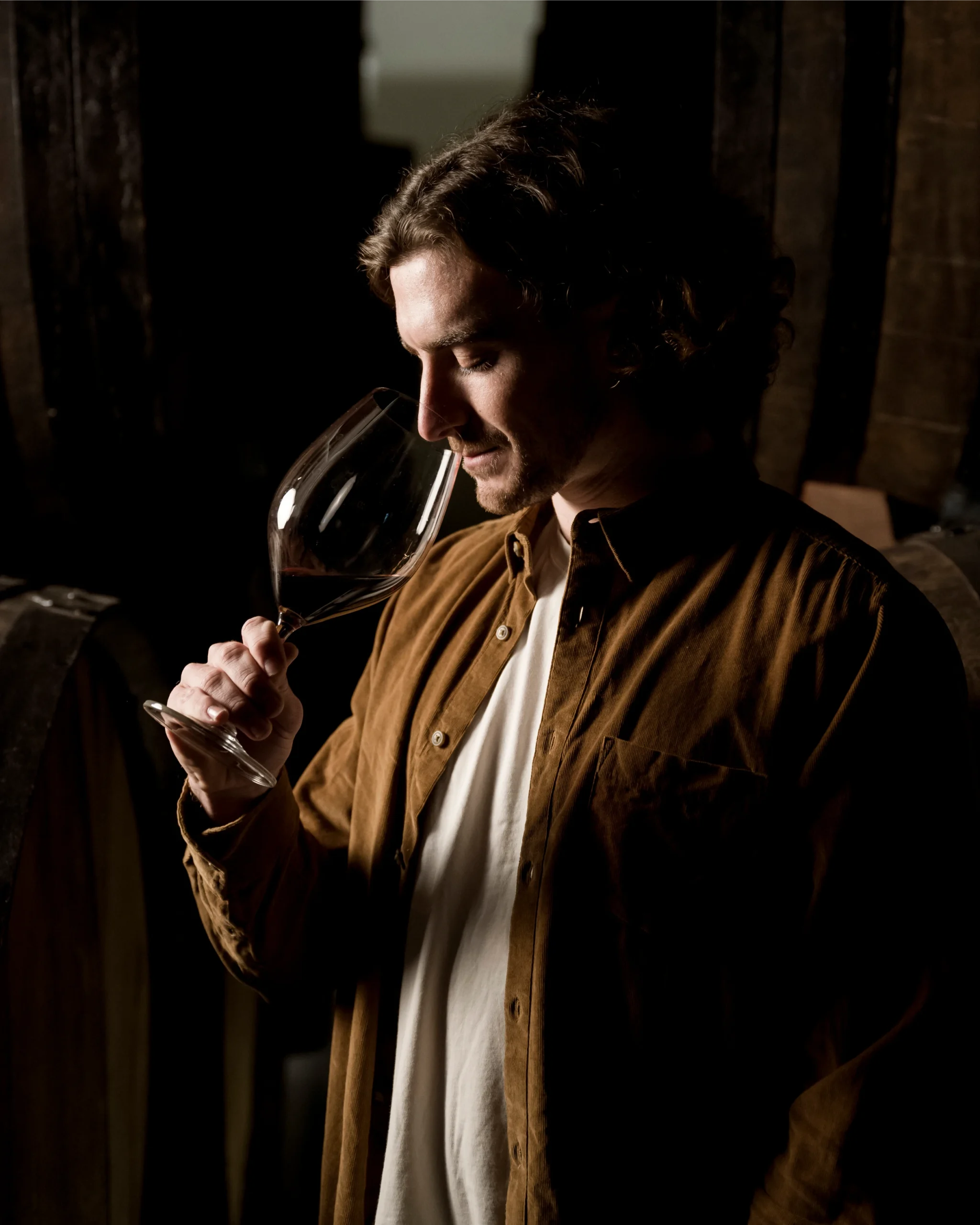 Profesional del sector vitivinícola analizando una copa de vino