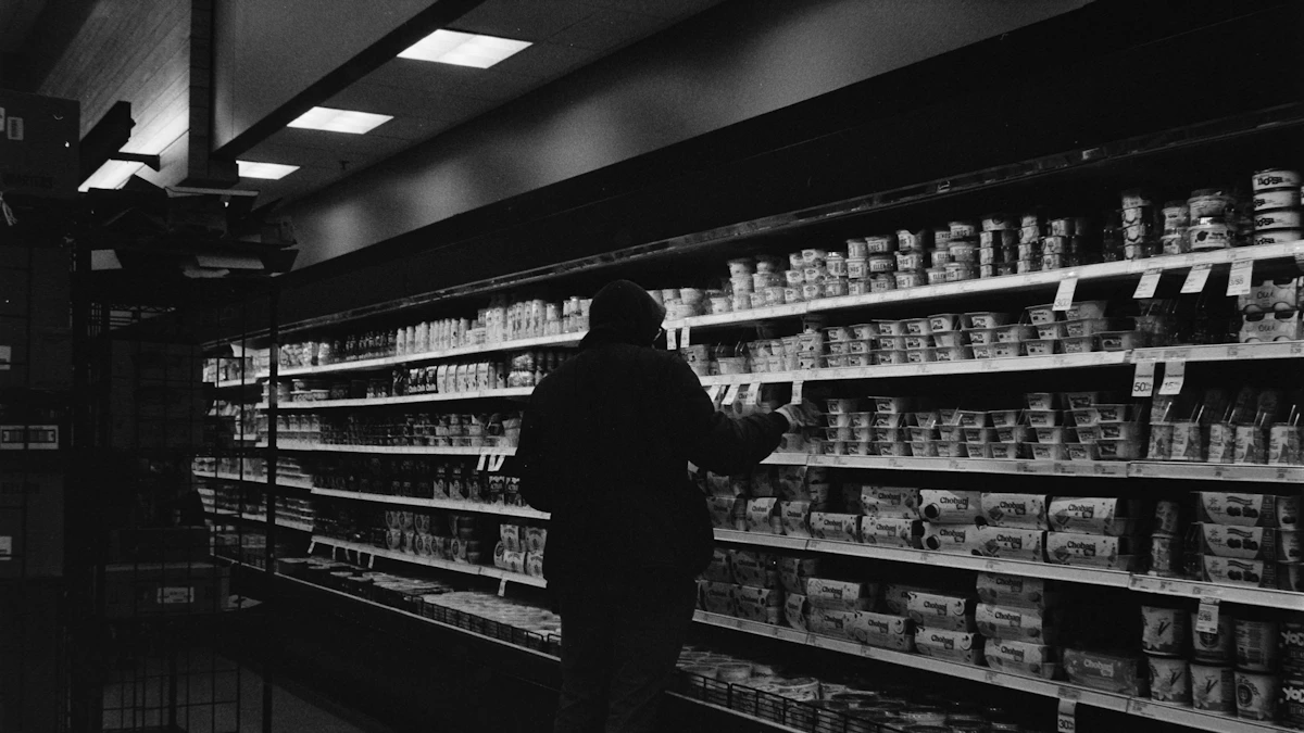Consumidor compara productos en el pasillo de un supermercado