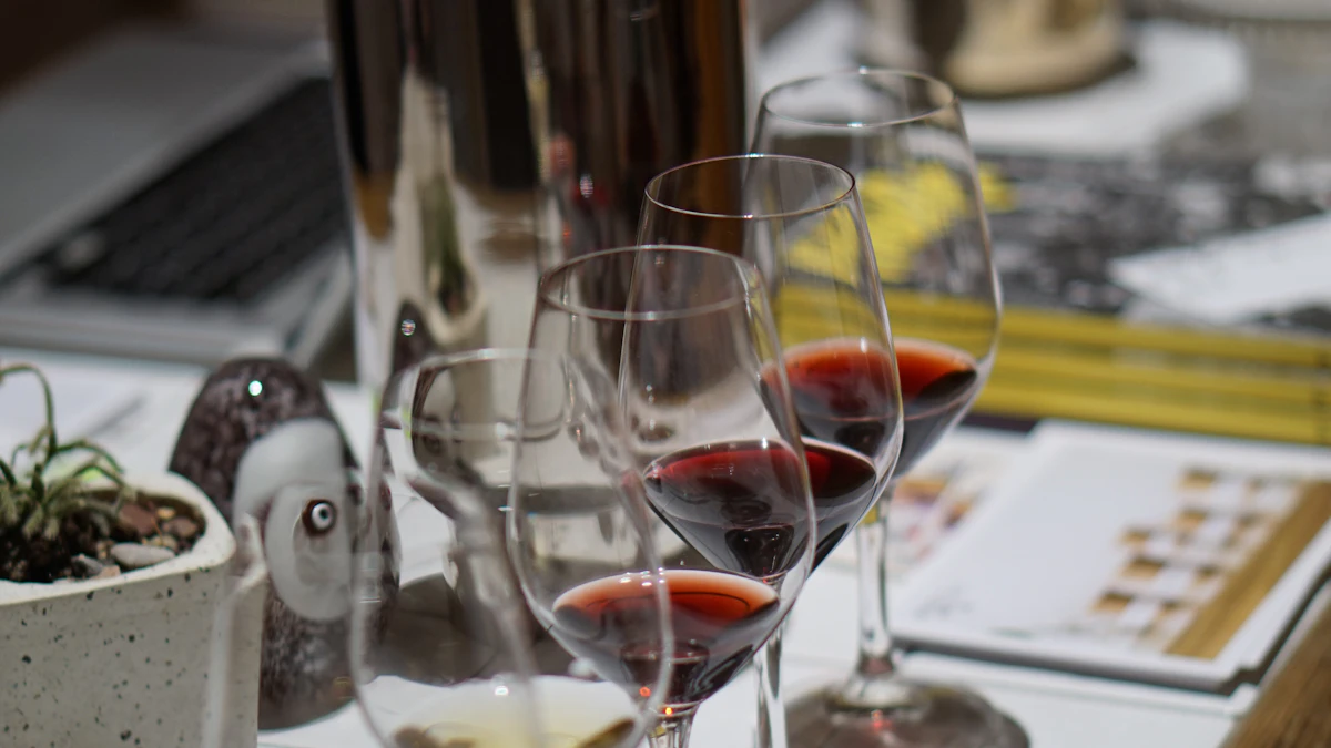 Copas de vino preparadas sobre una mesa para una cata comentada