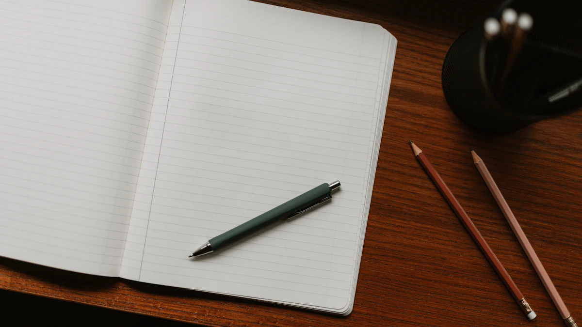 Cuaderno abierto con bolígrafos preparado para desarrollar mensajes y titulares publicitarios
