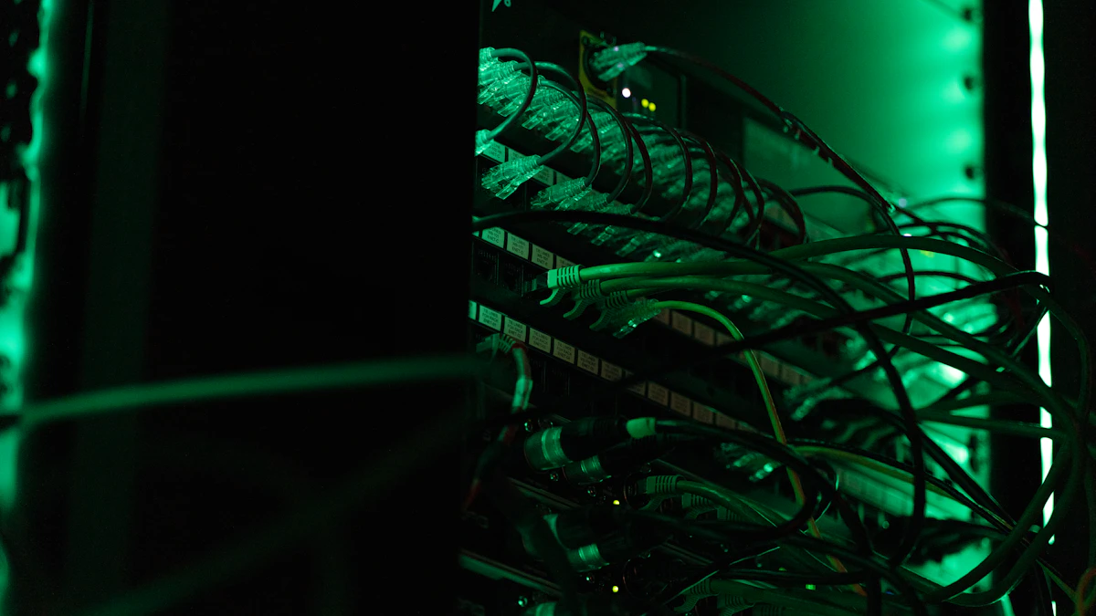 Detalle de servidores encendidos en una sala dedicada a infraestructura informática