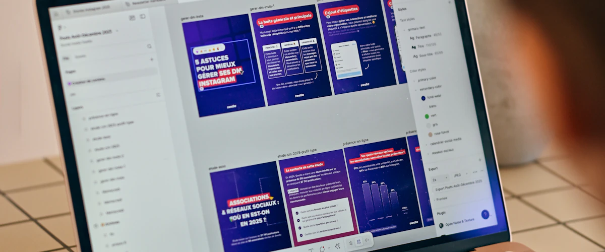 Diseñador analiza una presentación digital y la estructura de contenidos web