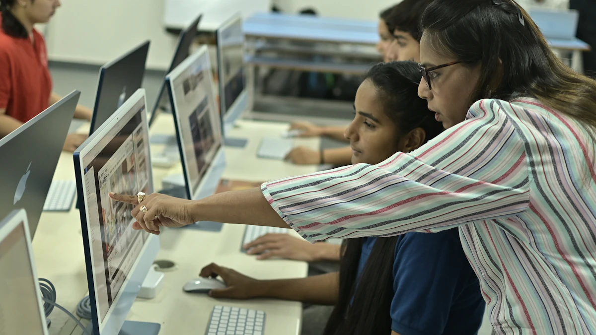 Mujer enseñando la ia en educación en un ordenador