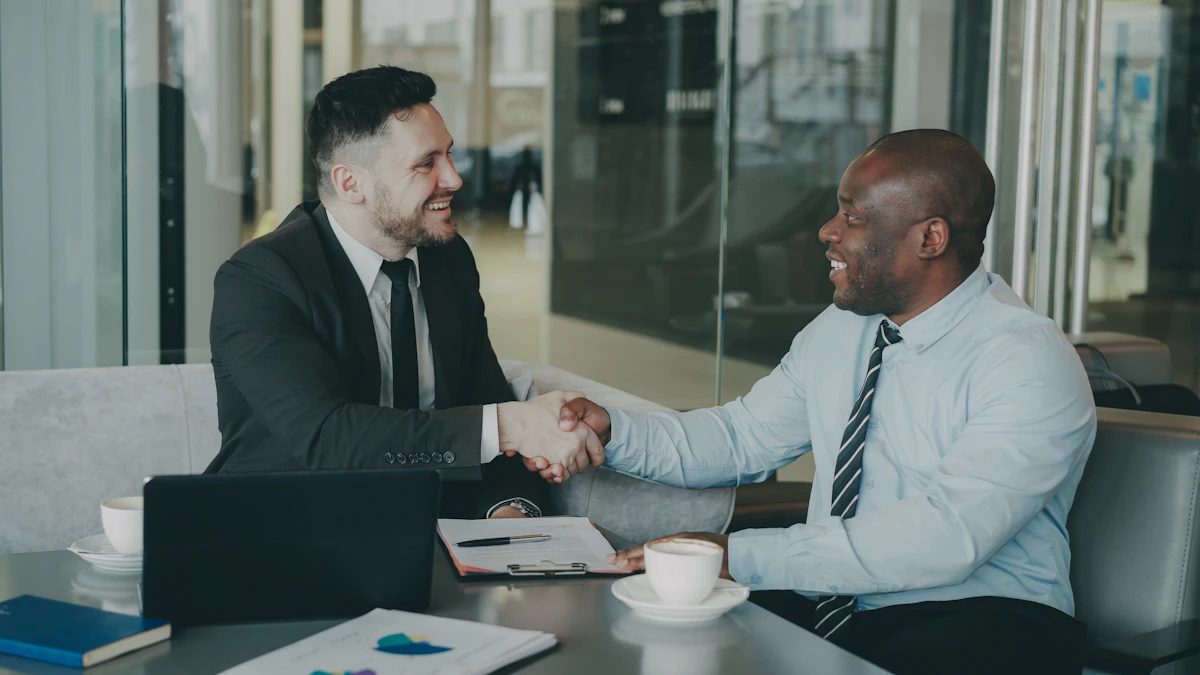 Dos profesionales estrechando las manos tras acordar una colaboración comercial