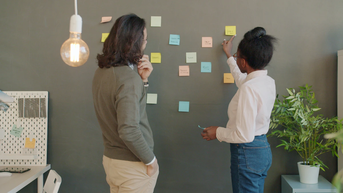 Dos profesionales organizan ideas y notas adhesivas en una oficina