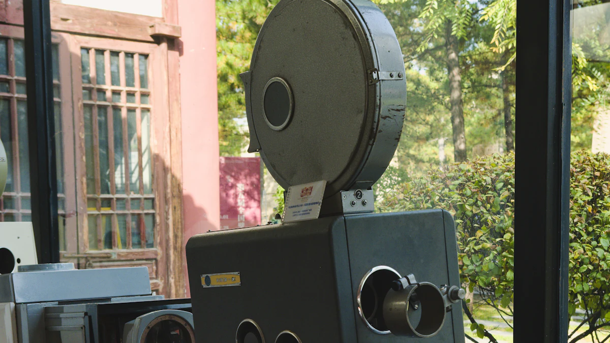 Dos proyectores antiguos de cine expuestos en una sala con luz natural