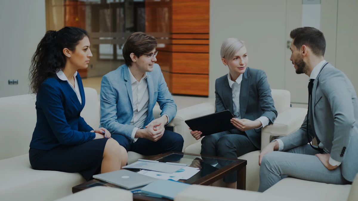 Equipo de negocios revisa documentos y una tableta durante una reunión