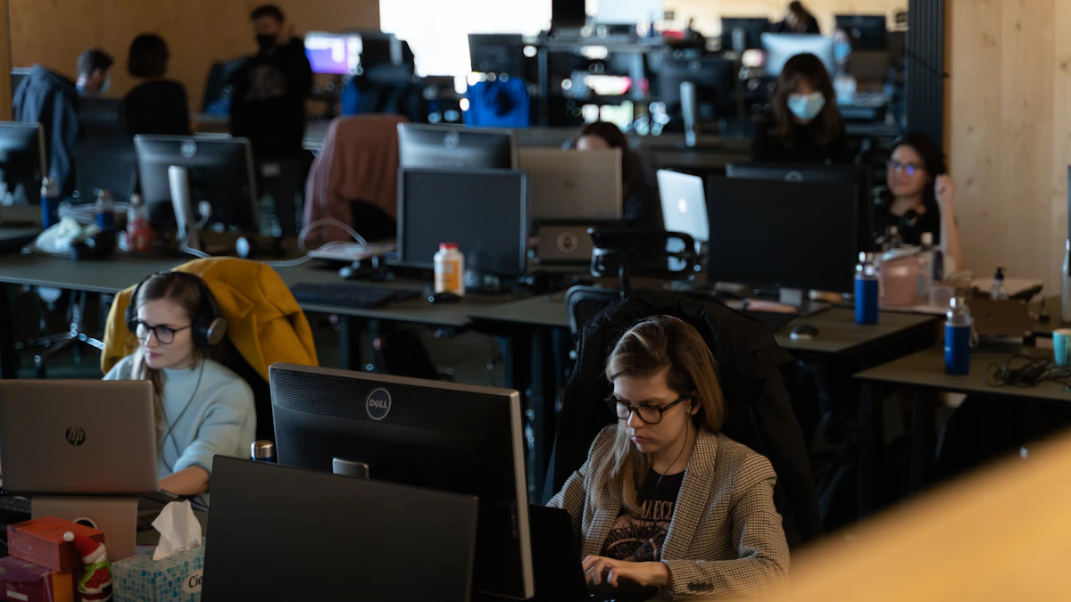 Equipo de profesionales colabora utilizando portátiles y pantallas en una oficina