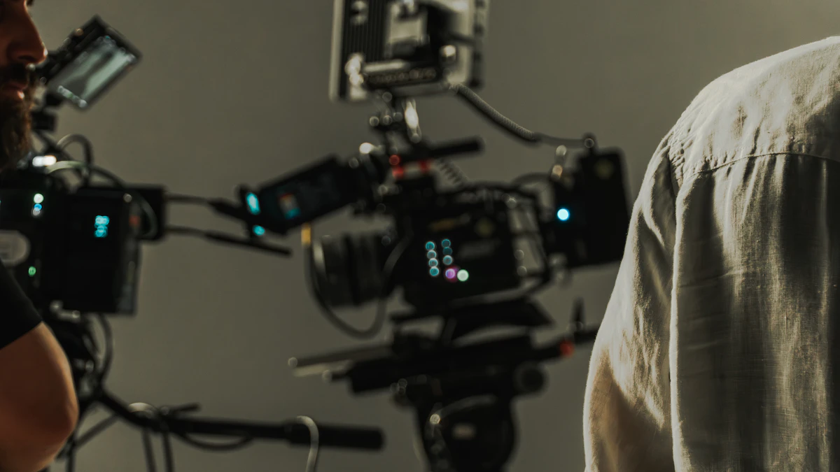 Equipo de rodaje trabajando con cámaras y focos en un plató cinematográfico