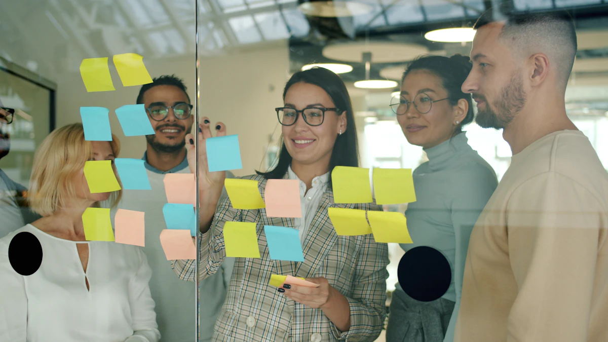 Equipo de trabajo organiza ideas mediante notas en una pared de cristal