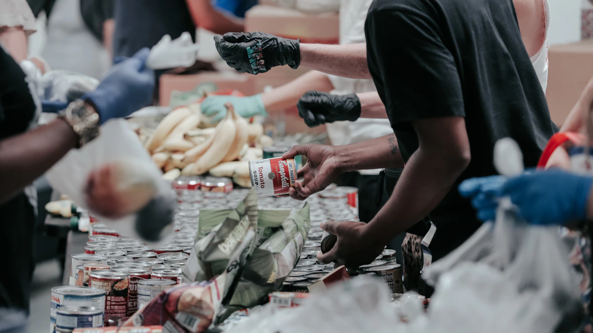 Equipo de voluntariado organizando alimentos donados para una distribución solidaria